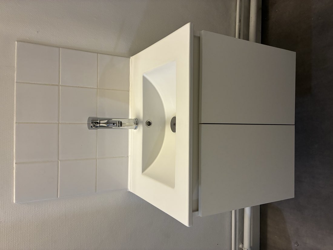 Meuble-vasque posé dans une salle de bain